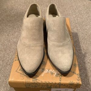 🔴SOLD🔴Free People slip on dressy flats.